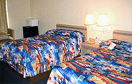 Bedroom 7 Red Carpet Inn (ex Motel 6 Gibbstown)