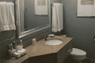 In-room Bathroom Baymont by Wyndham Braselton Winder (ex Holiday Inn Express Braselton)