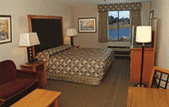 Bedroom 2 Red Lion Inn and Suites Seaside (ex Shilo Inn Suites Seaside East)