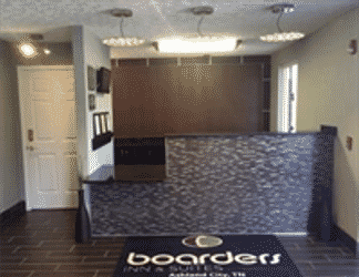 Lobi 2 Boarders Inn & Suites