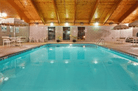 Swimming Pool Country Inn & Suites by Radisson, Jonesborough-Johnson City West, TN