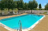Swimming Pool Best Western Louisville South / Shepherdsville
