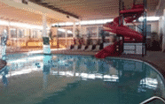 Hồ bơi 2 M Hotel & Conference Center