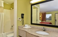 In-room Bathroom 7 Red Roof Inn Columbus Ms