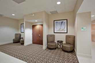 Lobi 4 Holiday Inn Raleigh North Capital Blvd