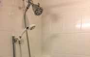 In-room Bathroom 5 Residence Inn By Marriott Sacramento South Natomas