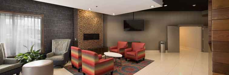 Lobby Premier Milwaukee Brookfield Hotel and Suites