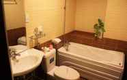 Toilet Kamar 5 Kim Lan Hotel Can Tho