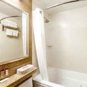 ラマダ バイ ウィンダム ロングアイランドシティ 1, ハンターズ ポイント アベニューホテル