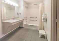 Others 5 SUPER 8 ARLINGTON EAST