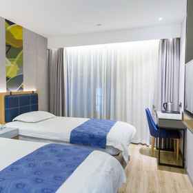 Hotel Main Pic1Home Inn (Jinshajiang Road, Fengzhuang Metro Station)，Super 8 Hotel Shanghai JiaDing HongQiao Wan Da Guang Chang飯店