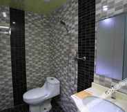 In-room Bathroom 3 新泰酒店(深圳宝安机场T3航站楼后瑞地铁站店)