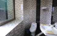 ห้องน้ำภายในห้อง 4 新泰酒店(深圳宝安机场T3航站楼后瑞地铁站店)
