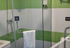 In-room Bathroom 6 7 DAYS INN ZHANJIANG XUWEN 2ND BRANCH