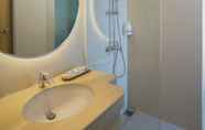 In-room Bathroom 3 Solaris Hotel Kuta