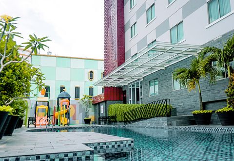 Swimming Pool Grand Zuri Hotel Pekanbaru