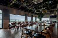 Bar, Cafe and Lounge Hotel Continent Centrepoint Makassar