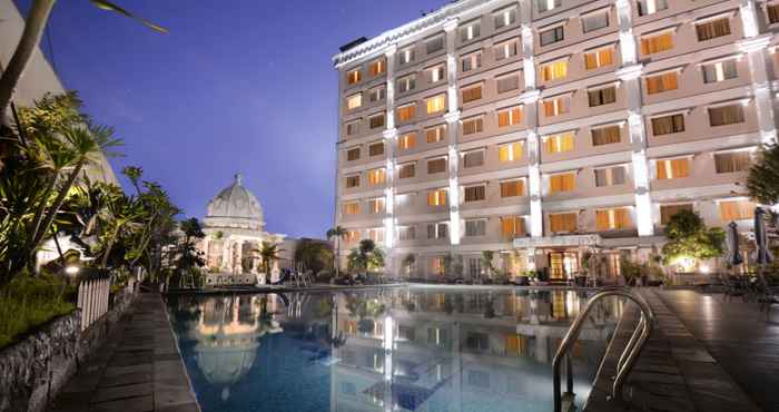 Swimming Pool The Rich Jogja Hotel