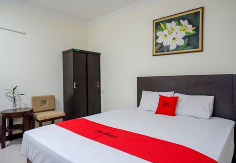 Bedroom RedDoorz Plus @ Hotel Asih UNY