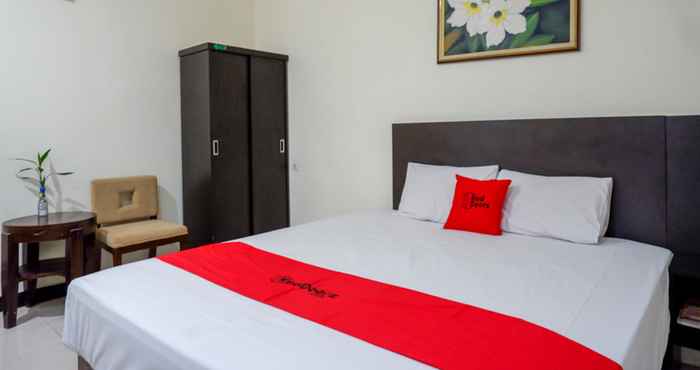 Bedroom RedDoorz Plus @ Hotel Asih UNY