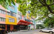 Exterior 5 Sans Hotel The Green Bekasi by RedDoorz