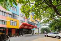 Bên ngoài Sans Hotel The Green Bekasi by RedDoorz