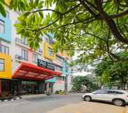 Exterior 5 Sans Hotel The Green Bekasi by RedDoorz
