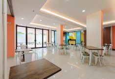Common Space 3 Sans Hotel The Green Bekasi by RedDoorz