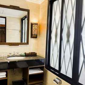 Bathroom 1 The Sunan Hotel Solo, Khách sạn Hotel Syariah Arini