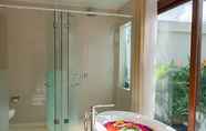 In-room Bathroom 5 Anari Villas Kuta