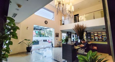Lobi 2 HW Hotel Padang