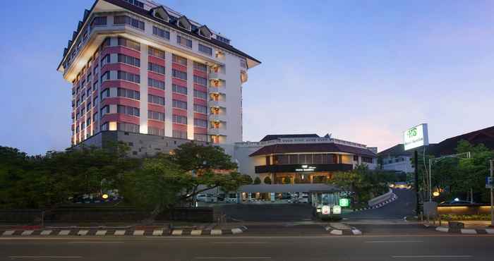 Bên ngoài Hotel Santika Premiere Semarang