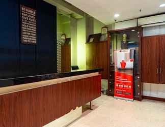 Lobby 2 RedDoorz Plus @ Blue Pacific Blok M