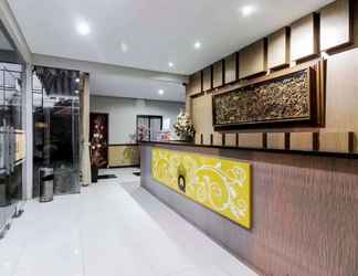 Lobby 2 RedDoorz Plus @ Tuparev Cirebon