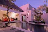 สระว่ายน้ำ The Seminyak Suite – Private Villa