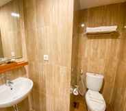 Toilet Kamar 2 LUXURY MALIOBORO HOTEL