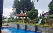 Swimming Pool 3 Villa ChavaMinerva Istana Bunga - Lembang