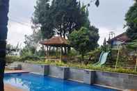 Kolam Renang Villa ChavaMinerva Istana Bunga - Lembang