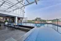 Swimming Pool Whiz Prime Hotel Pajajaran Bogor