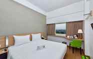 Kamar Tidur 6 Whiz Prime Hotel Pajajaran Bogor