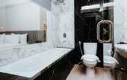 Toilet Kamar 6 Ascent Premiere Hotel and Convention