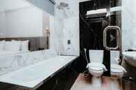 Toilet Kamar Ascent Premiere Hotel and Convention