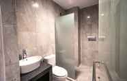 In-room Bathroom 6 DS CoLive 34 Pecinan
