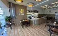 Quầy bar, cafe và phòng lounge 7 Hotel Diamond Panakkukang