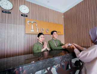 Sảnh chờ 2 Tree Hotel Panakkukang Makassar by LIFE