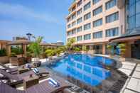 Hồ bơi Hotel Ciputra Semarang managed by Swiss-Belhotel International 