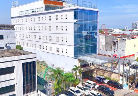 Exterior W Three Premier Hotel Makassar