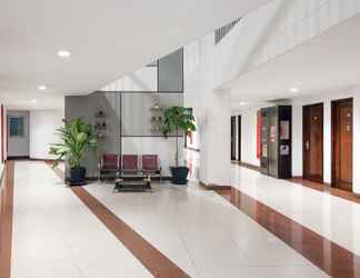 Lobi 2 Amaris Hotel Bandara Soekarno Hatta