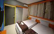 Kamar Tidur 7 Bintang Tiga Guest House