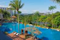 Swimming Pool Mason Pine Hotel Bandung